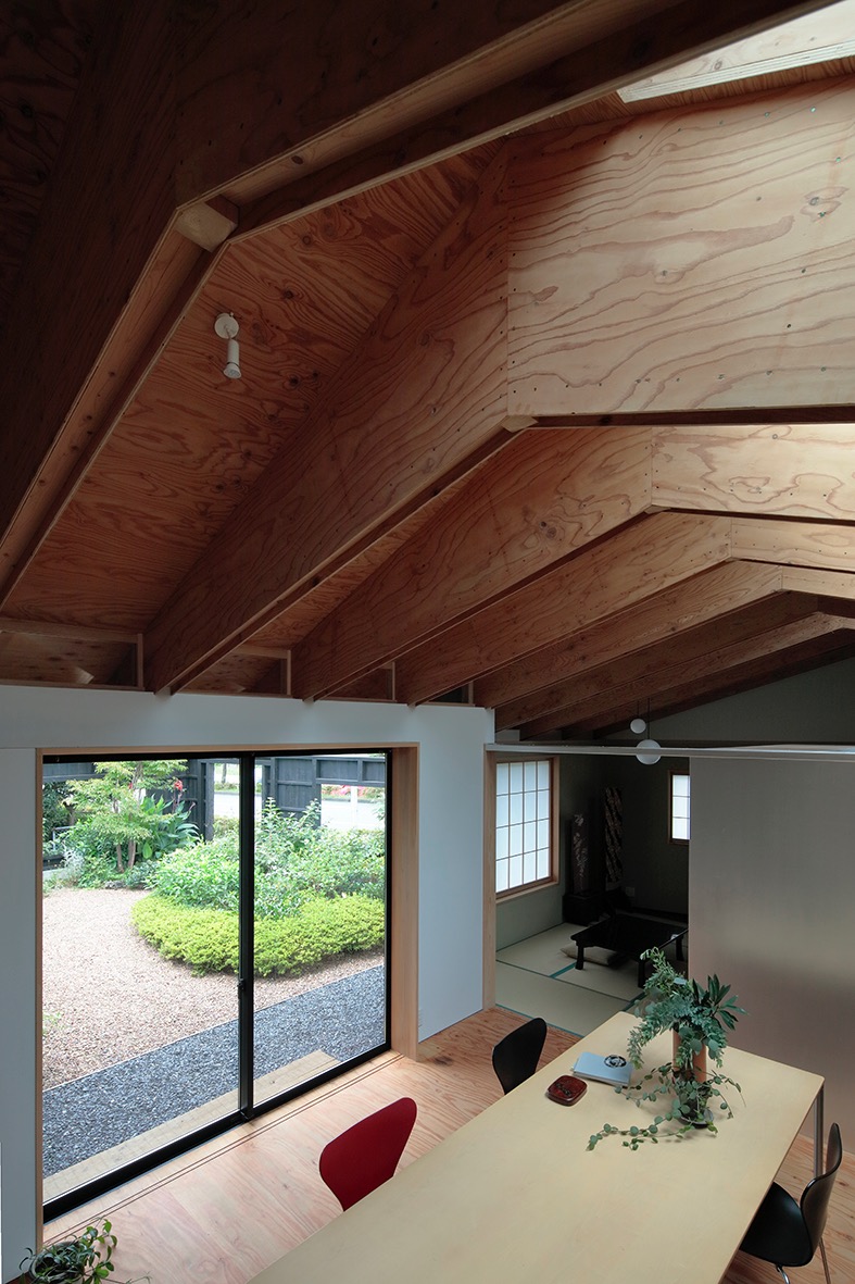 赤いカンナの家