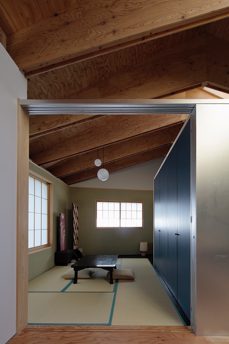 赤いカンナの家